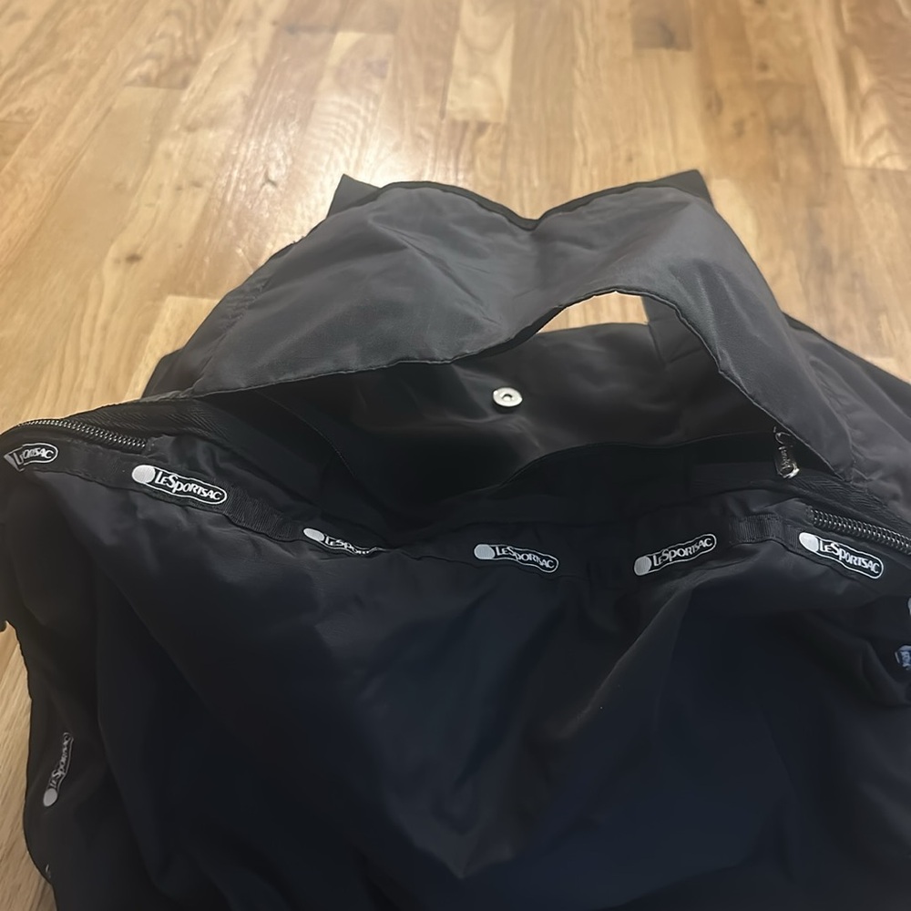Brand new LeSportsac Dakota Medium Deluxe Overnight Bag - Picture 7 of 7